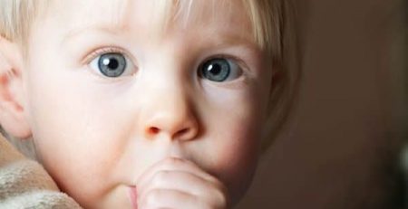 çocuğum parmağını emiyor