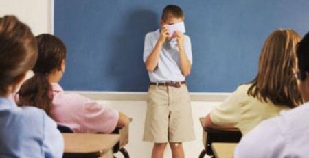 Çocukluk çağı travmaları sosyal kaygıyı tetikleyebilir. Etkilerini ve başa çıkma yöntemlerini keşfedin.