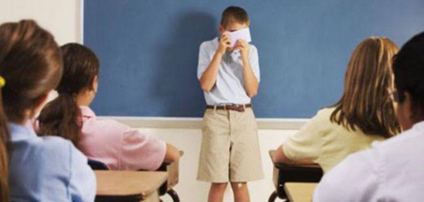 Çocukluk çağı travmaları sosyal kaygıyı tetikleyebilir. Etkilerini ve başa çıkma yöntemlerini keşfedin.